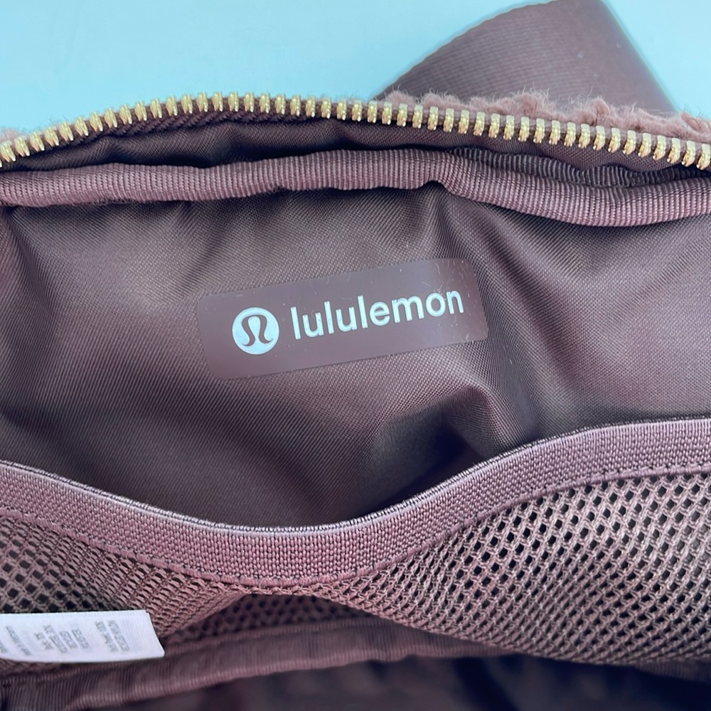NWT Lululemon Everywhere Fleece Belt Bag 1L Brown Earth/Gold - Picture 9 of 15